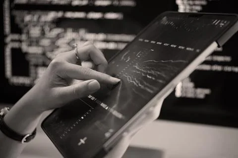 Analyzing Data on Tablet Using High-Tech Tools Foto stock