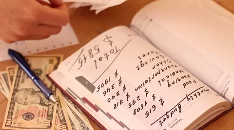 Analyzing expenses Vídeo Stock 62773250