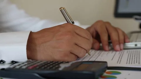 Analyzing Financial Data and Taking Notes Видео 346182785