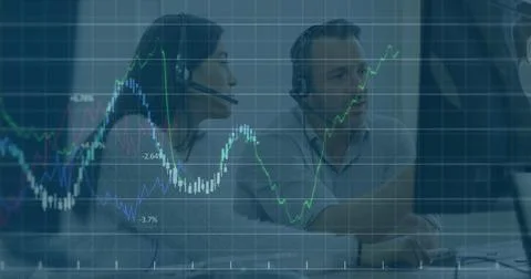 Analyzing financial data, traders collaborating at office desk with monitors and Fotos de archivo