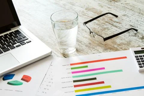 Analyzing graphics. Foto stock