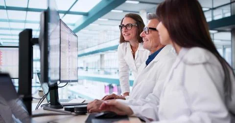 Analyzing Medical Billing Codes On Desktop Screens In Hospital Offices. Stockfoto's