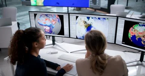 Analyzing Weather Patterns On Computer With Forecast Map For Tracking. A Fema Foto stock