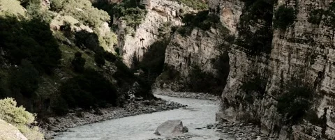 Anamorphic mountain river in deep rocky canyon Video stock 328936384