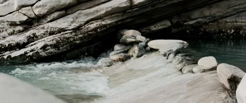 Anamorphic mountain river flowing over rocks Video stock 328935183