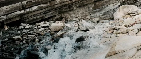 Anamorphic mountain stream flowing over rocks Video stock 328936435