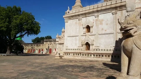 Ananda Temple side angle shot, pagoda compound, mythical lion statue, Bagan Видео 78661111