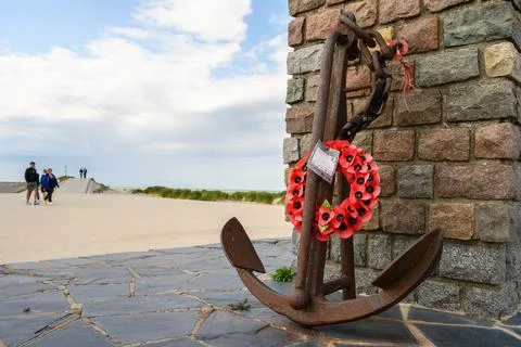 Anchor and poppies at end of Operation Dynamo Memorial to Allied Forces in Du Stock Photos