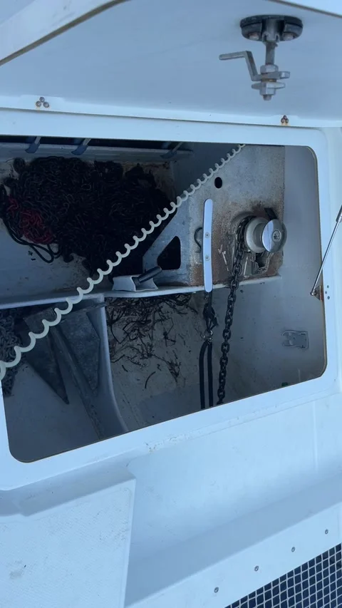 Anchor dropping on a sailboat Stock-Footage 209223029