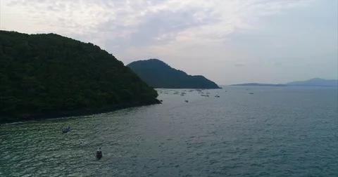 Anchored Boats and Floating Docks in Thai Island Bay Vidéo 71297363