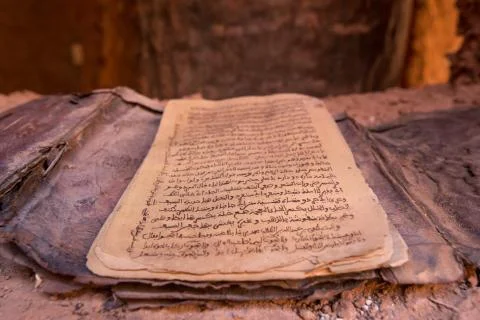 Ancient arabic scripture in historic house at world hertiage site Walata, Mau 스톡 사진