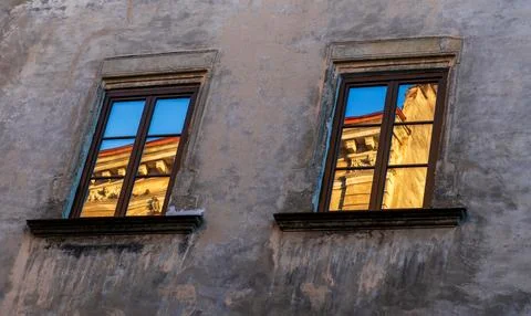 Ancient Architecture: Windows of Time. Reflections of golden hour in old Foto stock
