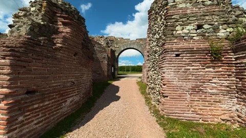 Ancient archway framed by weathered stone walls. Felix Romuliana, Gamzigrad. Stockbeeldmateriaal 335297819