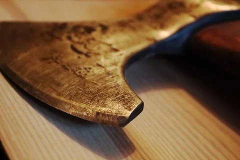 An ancient ax against the background of a tree Foto stock