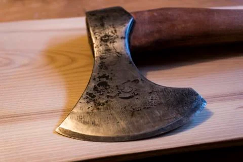 An ancient ax against the background of a tree Foto stock