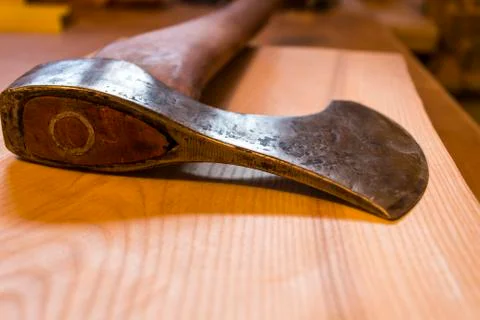 An ancient ax against the background of a tree Foto stock