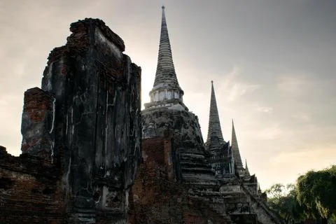 Ancient Brick Wall and Three Chedis of Wat Phra Si Sanphet Foto stock