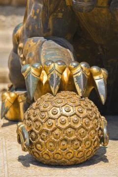 Ancient bronze lion element Stock-Fotos
