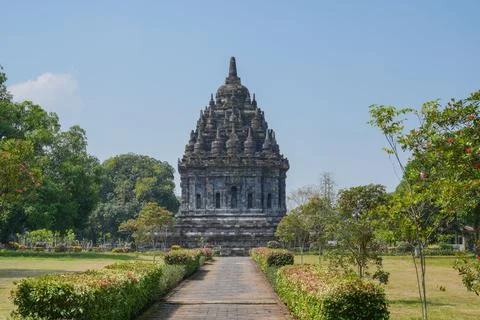 Ancient Bubrah stone temple with paved pathway. Stock-Fotos