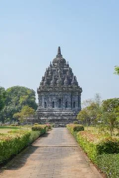 Ancient Bubrah stone temple with paved pathway. Stock-Fotos