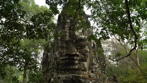 Ancient buda face in khmer tunnel angkor thom, Siem Reap, Cambodia Видео 77175602