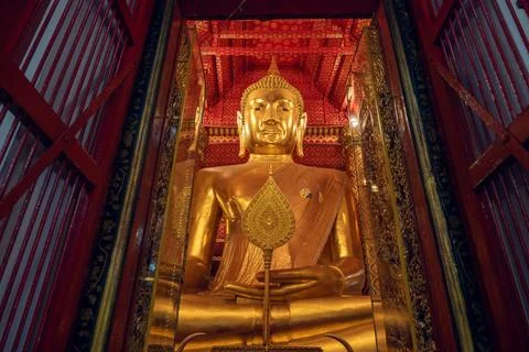 Ancient Buddha image at Wat Phanan Cheong Worawihan, Phra Nakhon Si Ayuttha.. 库存照片