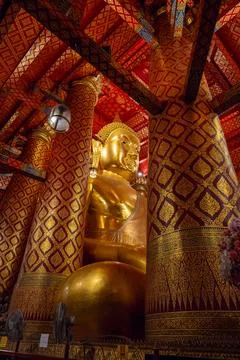 Ancient Buddha image at Wat Phanan Cheong Worawihan, Phra Nakhon Si Ayuttha.. 库存照片