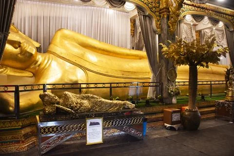Ancient buddha reclining statue in cavern for thai people travelers travel .. 스톡 사진