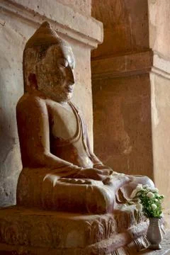 Ancient Buddha statue inside Dhammayan largest buddhist temple in Bagan, My.. Stock Photos