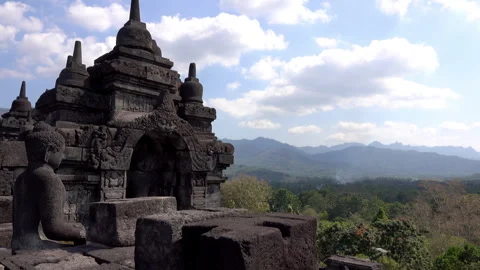 The ancient Buddhist temple of Borobudur located in the countryside of Java. Stock-Footage 296378078