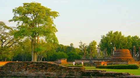 Ancient Buddhist Temple Ruin in Sukhothai Thailand Stockbeeldmateriaal 49456445