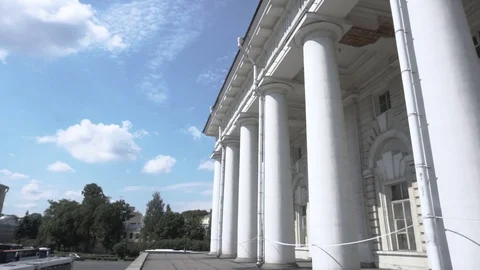 Ancient building with large columns under restoration Vídeo Stock 108305336