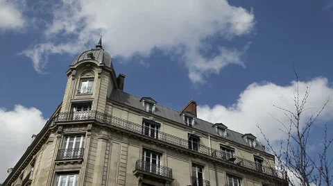 Ancient building in Paris under a cloudy sky. Vídeos de archivo 56527590