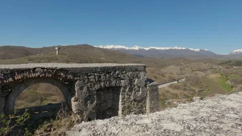 Ancient Castle Ruins with Panoramic Mountain View in Rionero Sannitico, Italy Vídeos de archivo 332429098