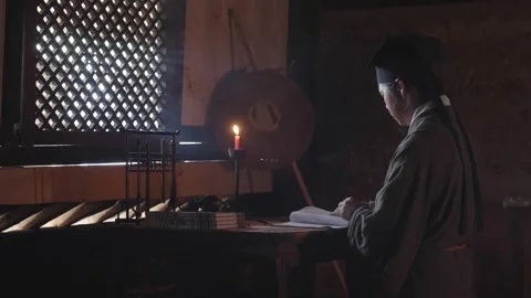 Ancient Chinese Scholar Studying by Candlelight at Night，Traditional Chinese Stockbeeldmateriaal 333205800
