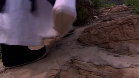 Ancient Chinese，Climbing the mountain Video stock 57321565