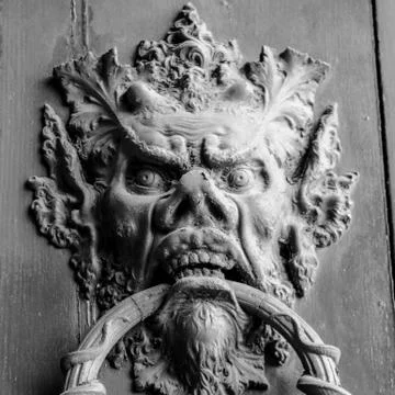 Ancient clapper on an ancient door Stockfoto's