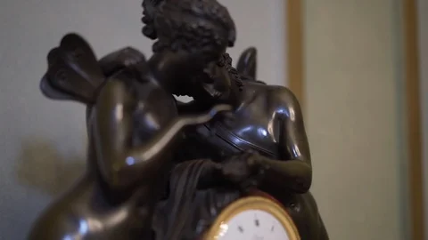 Ancient Clock With Statues Vídeos de archivo 128790382