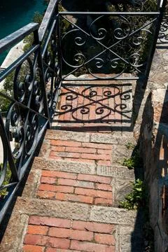 Ancient cobblestone path with a pattern of stones and bricks  Foto stock
