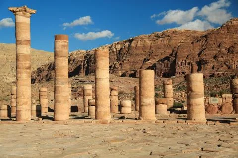 Ancient columns of Great Temple or Temple of Winged Lions in Petra, Jordan Foto stock