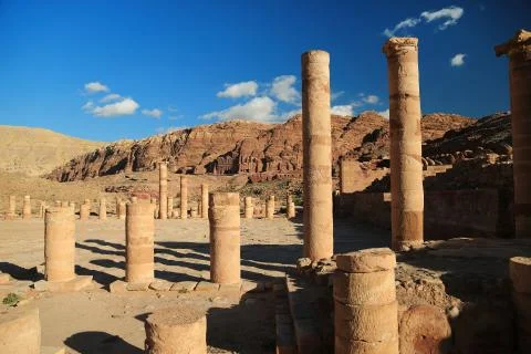Ancient columns of Great Temple or Temple of Winged Lions in Petra, Jordan Foto stock
