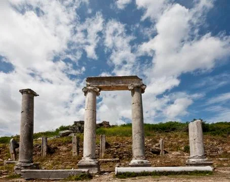 Ancient Columns Lining Main Road at Perga in Turkey Foto stock