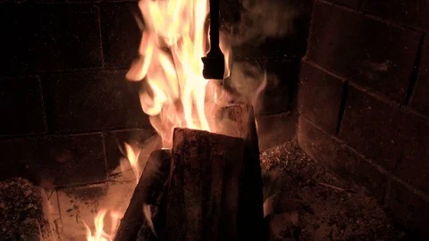 Ancient crackling fireplace - Loopable Stockbeeldmateriaal 112315557
