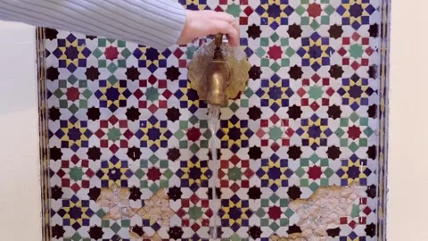 Ancient craftsmanship meets daily utility in traditional Moroccan water fea.. Stockbeeldmateriaal 346784983