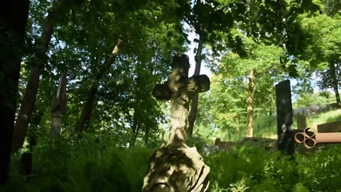Ancient cross in a cemetery Video stock 115033387