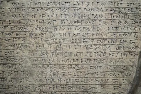 Ancient cuneiform writing script on the wall Foto stock