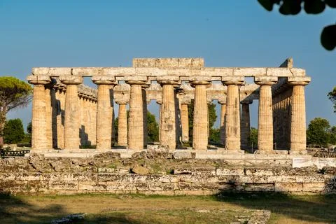 Ancient Doric Temple with Stone Columns in Paestum Foto stock