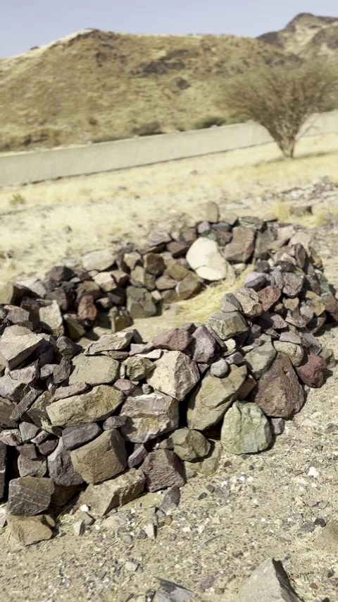 Ancient Dry Stone Wall Ruins in Arid Desert Landscape Vídeo Stock 327905280