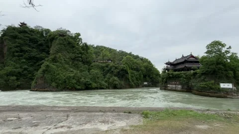 Ancient Dujiangyan Irrigation System Baopingkou Channel With Fulong Temple 库存影片 335256546