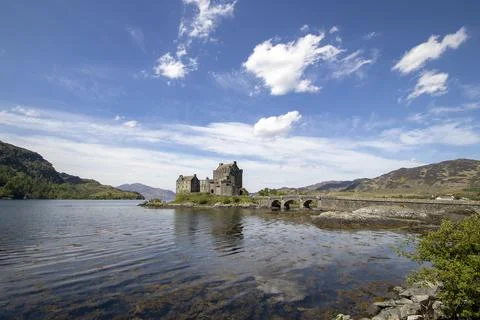 The ancient Eilean Donan Castle overlooking Loch Duich in the Scottish Highlands Foto stock